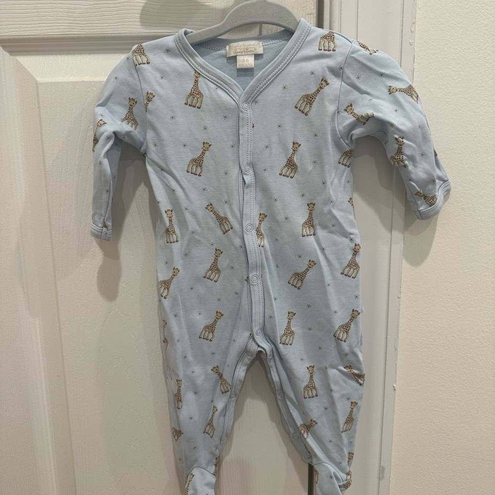 Kissy kissy baby pajamas 
LIKE NEW 
size 3/6 months 
Blue giraffe